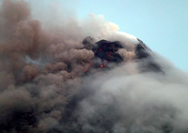 Выброс столба пепла вулканом Майон на Филиппинах. 16 января 2018 года