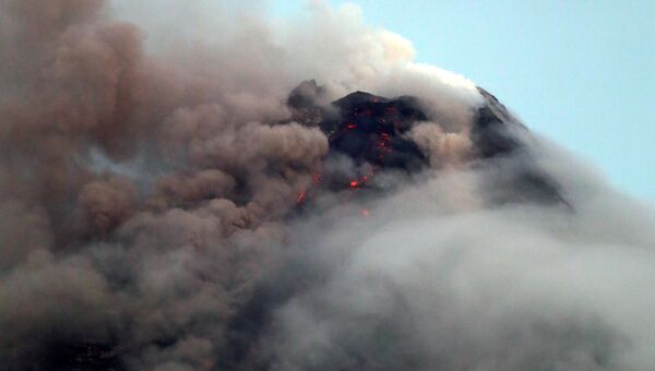 Выброс столба пепла вулканом Майон на Филиппинах. 16 января 2018 года