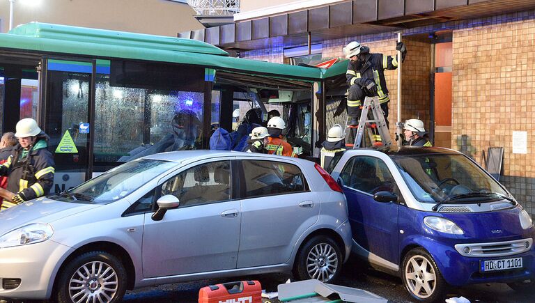 Школьный автобус врезался в стену жилого дома в немецком городе Эбербах