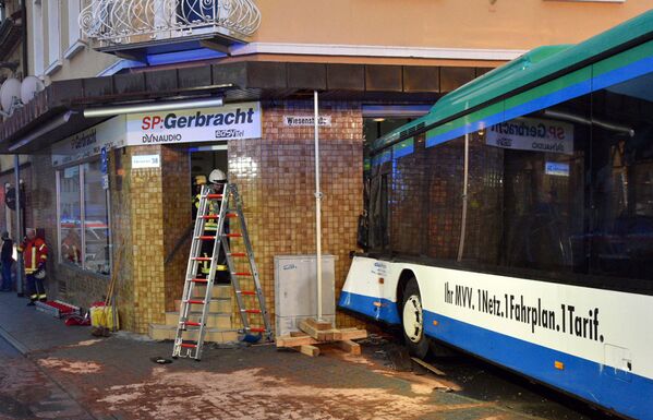 Школьный автобус врезался в стену жилого дома в немецком городе Эбербах