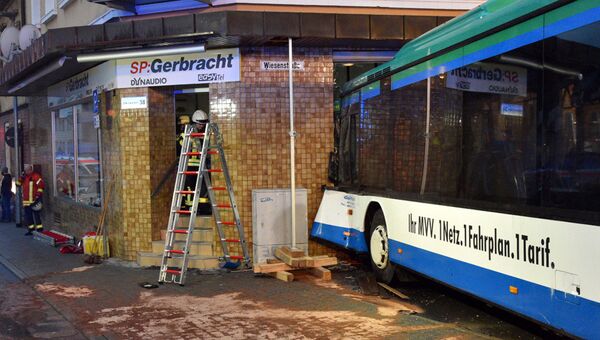 Школьный автобус врезался в стену жилого дома в немецком городе Эбербах