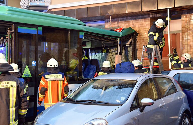 Школьный автобус врезался в стену жилого дома в немецком городе Эбербах