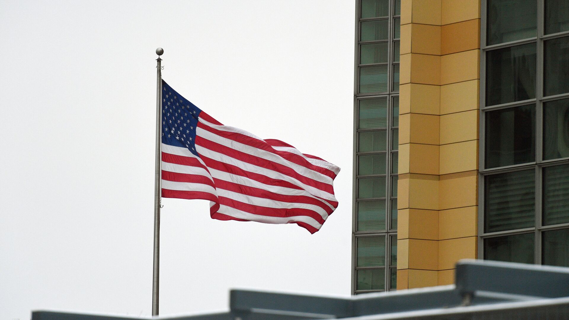 Государственный флаг на новом здании посольства США в Москве, расположенного по адресу: Большой Девятинский переулок, 8 - РИА Новости, 1920, 07.10.2020