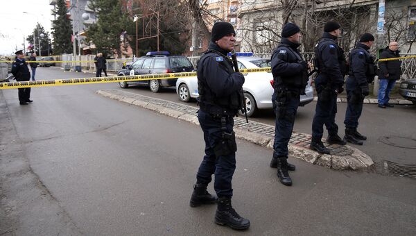 Полицейские на месте убийства политика Оливера Ивановича в Косовска-Митровице