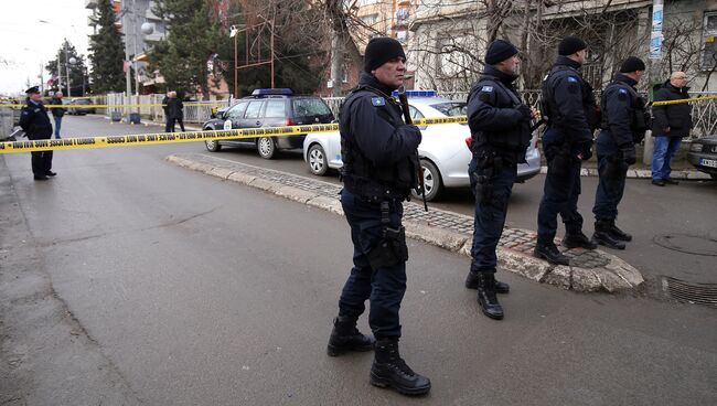 Полицейские на месте убийства политика Оливера Ивановича в Косовска-Митровице. Архивное фото