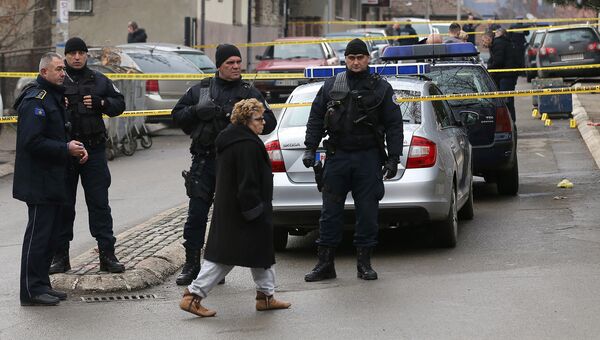 Полицейские на месте убийства политика Оливера Ивановича в Косовска-Митровице. 16 января 2018