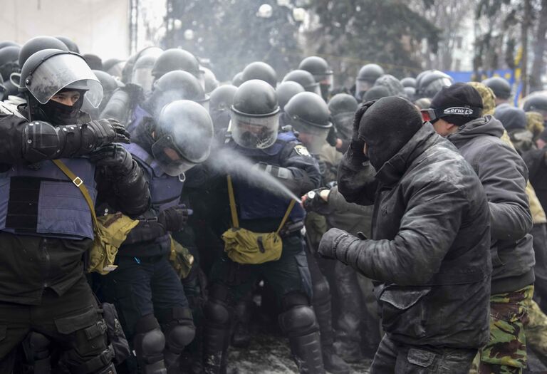 Cтолкновение между митингующими и полицией у здания Верховной рады Украины, Киев. 16 января 2018