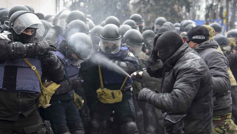 Cтолкновение между митингующими и полицией у здания Верховной рады Украины, Киев. 16 января 2018