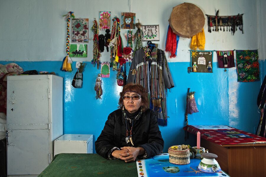 Шаманка Нина Сарыглар в своем кабинете в здании шаманского общества Адыг-Ээрен (Дух медведя) в Кызыле 