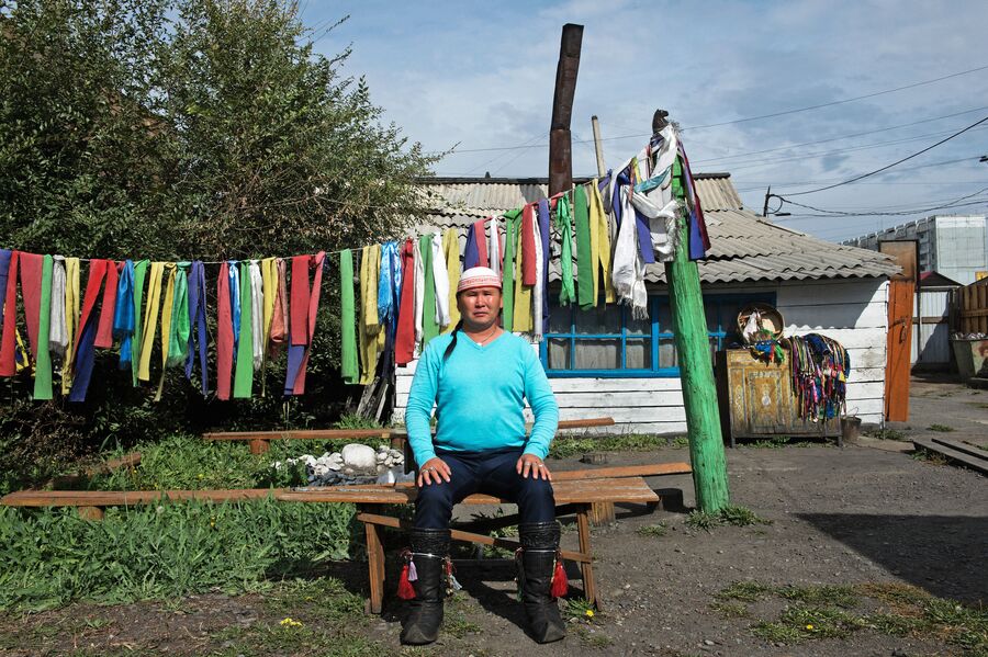 Шаман Дугер Хомушку во дворе шаманского общества Дунгур в Кызыле