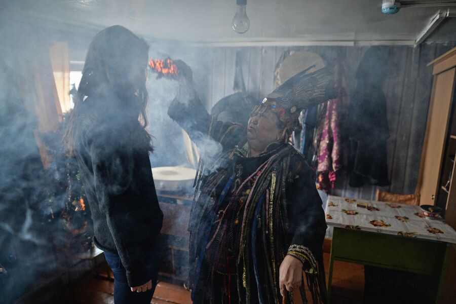 Шаманка Анисья Монгуш проводит обряд с посетителем в доме шаманского общества Дунгур в Кызыле