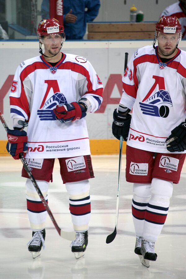 Игроки ХК Локомотив (Ярославль) Виталий Вишневский (справа) и Йозеф Вашичек