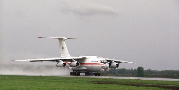Самолет ИЛ-76 на взлетно-посадочной полосе аэропорта Перми. Архив