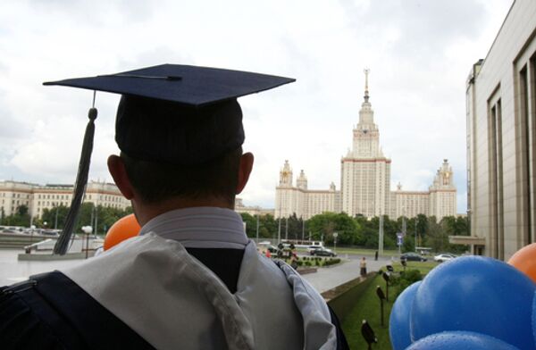 В этом году российские вузы закончат примерно 1,3 миллиона человек, и до половины выпускников из-за экономического кризиса не смогут устроиться на работу