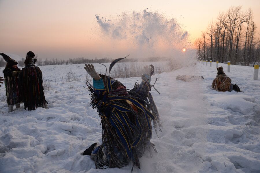 Шаманы во время встречи солнца, первые лучи которого означают наступление Шагаа в национальном парке культуры и отдыха, на берегу Енисея в Кызыле 