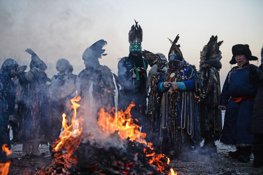 Шаманы проводят обряд Сан салыр в национальном парке культуры и отдыха, на берегу Енисея в Кызыле 