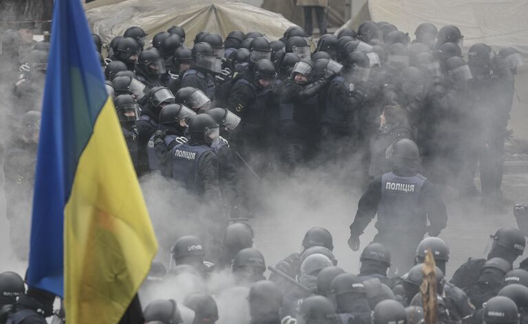 Cтолкновение между митингующими и полицией у здания Верховной рады Украины, Киев. 16 января 2018