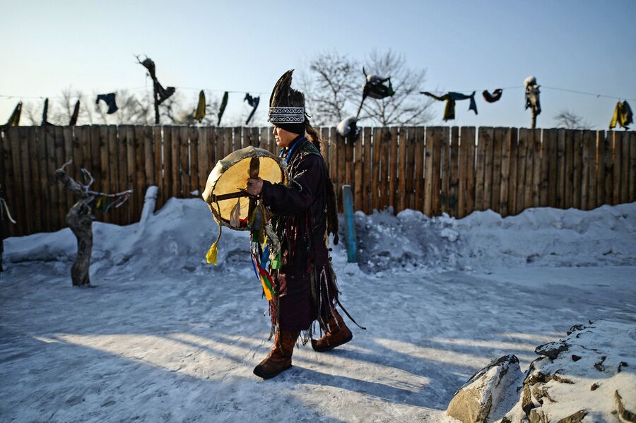 Шаман общества Адыг-Ээрен (Дух медведя) во время обряда во дворе дома, который занимает шаманское общество в Кызыле
