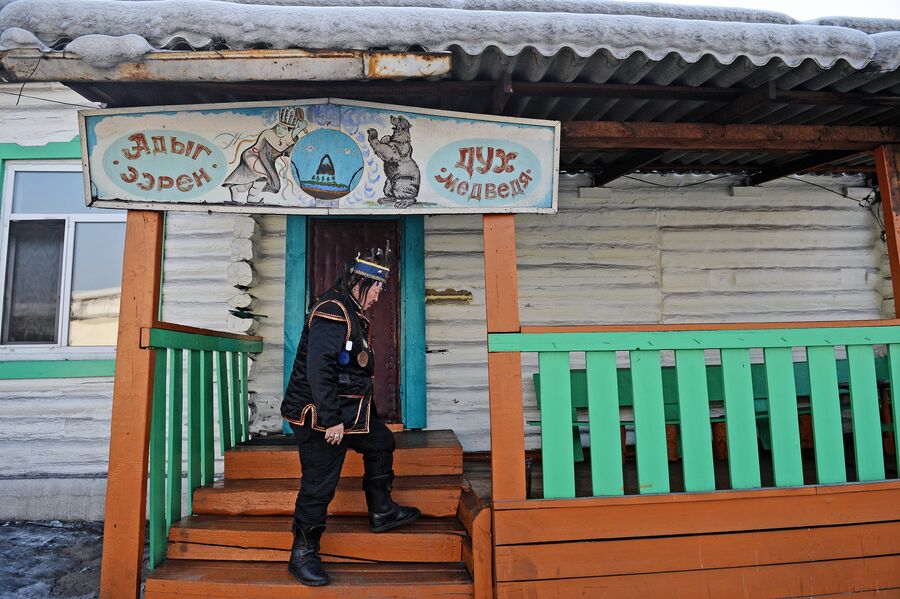 Председатель шаманского общества Адыг-Ээрен (Дух медведя), верховный шаман Республики Тыва Кара-оола Тюлюшевич Допчун-оол на крыльце дома, который занимает шаманское общество в Кызыле