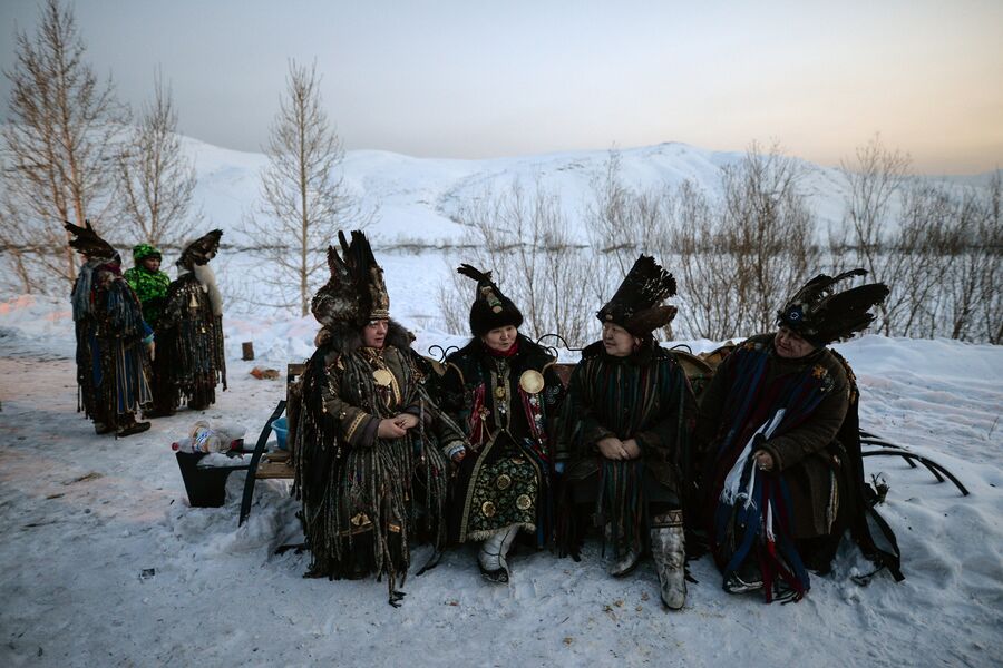 Шаманы во время встречи солнца, первые лучи которого означают наступление Шагаа в национальном парке культуры и отдыха, на берегу Енисея в Кызыле