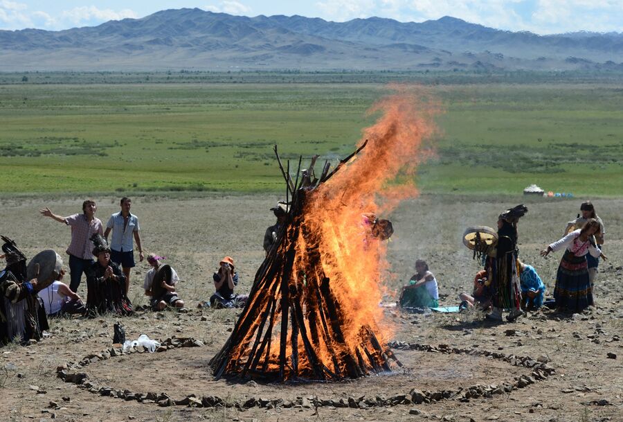 Обряд на закрытии международного фестиваля Зов 13-ти шаманов в Республике Тыва