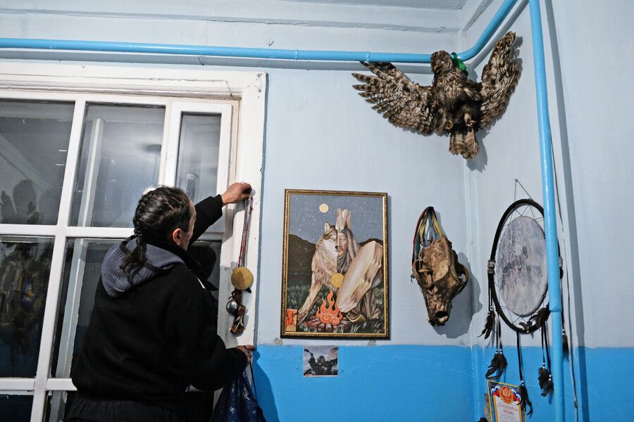Шаман общества Адыг-Ээрен (Дух медведя) в одной из комнат дома, который занимает шаманское общество в Кызыле