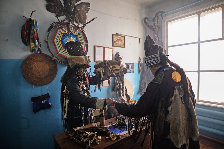 Шаманы общества Адыг-Ээрен (Дух медведя) в одной из комнат дома, который занимает шаманское общество в Кызыле