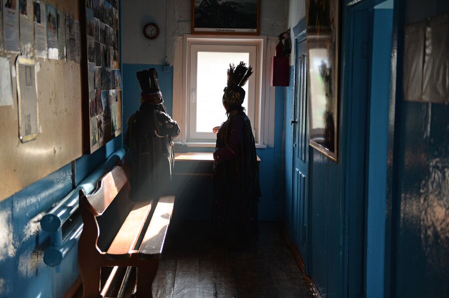 Шаманы общества Адыг-Ээрен (Дух медведя) в ожидании посетителей в доме, где находится шаманское общество в Кызыле
