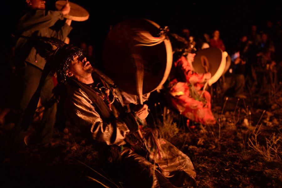 Шаман во время обряда на международном фестивале Зов 13-ти шаманов в Республике Тыва 
