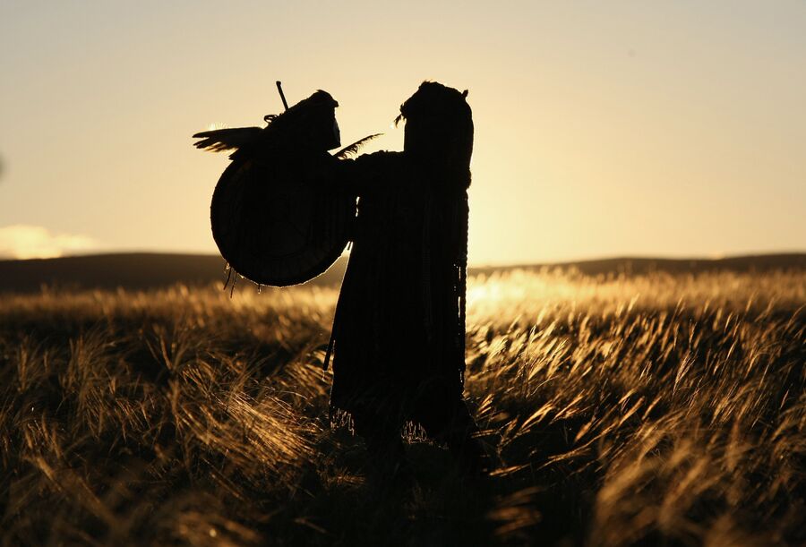 Шаман ожидает восхода солнца во время великого камлания к 9-летию тэнгрианского общества Дух медведя и 90-летнему юбилею образования Тувинской народной республики