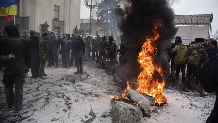 Митингующие жгут покрышки у здания Верховной рады Украины в Киеве