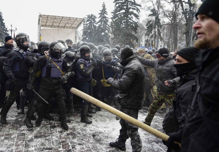 Cтолкновение между митингующими и полицией у здания Верховной рады Украины, Киев. 16 января 2018