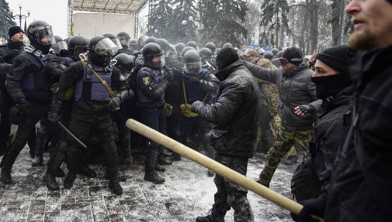 Cтолкновение между митингующими и полицией у здания Верховной рады Украины, Киев. 16 января 2018