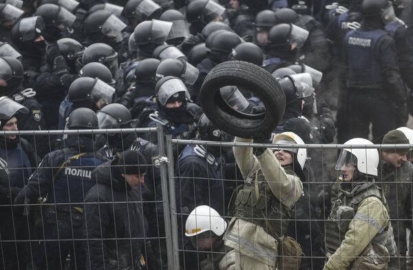 Cтолкновение между митингующими и полицией у здания Верховной рады Украины, Киев. 16 января 2018
