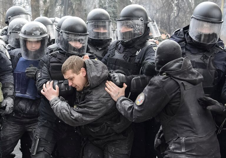 Cтолкновение между митингующими и полицией у здания Верховной рады Украины, Киев. 16 января 2018