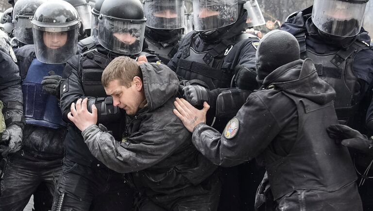 Cтолкновение между митингующими и полицией у здания Верховной рады Украины, Киев. 16 января 2018