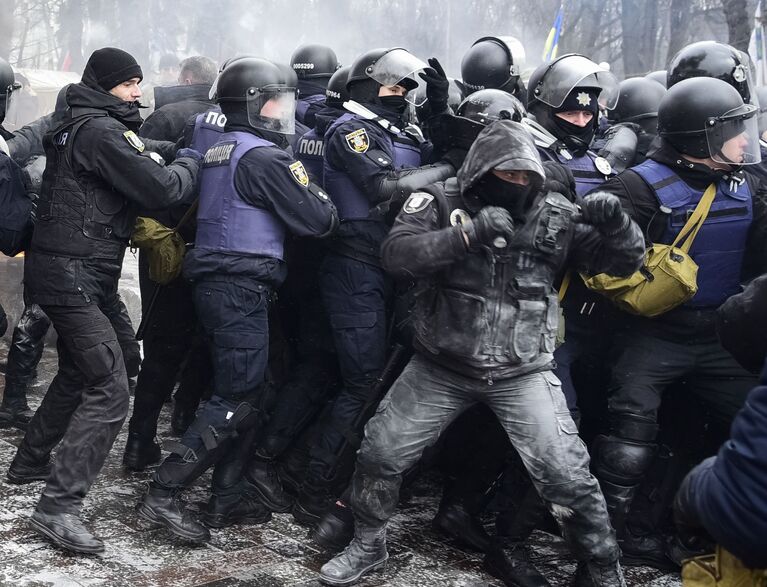 Cтолкновение между митингующими и полицией у здания Верховной рады Украины, Киев. 16 января 2018