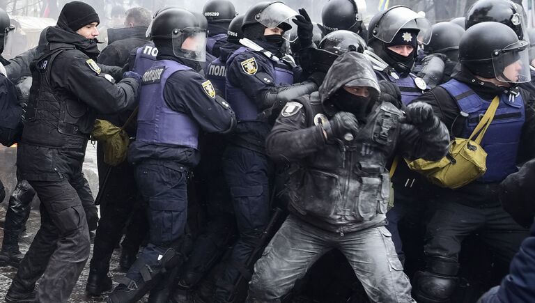 Cтолкновение между митингующими и полицией у здания Верховной рады Украины, Киев. 16 января 2018