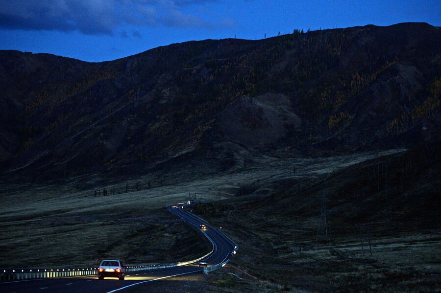 Автомобильная дорога в горах в Республике Тыва