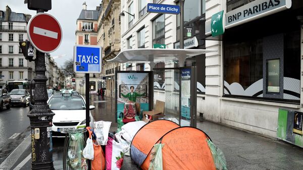 Палатки бездомных на одной из улиц Парижа. Архивное фото