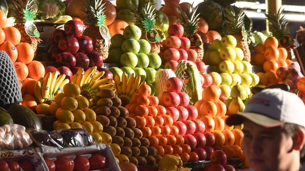 Прилавок с фруктами на Дорогомиловском рынке в Москве