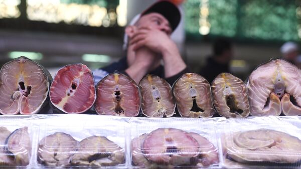 Прилавок с морепродуктами на Дорогомиловском рынке в Москве