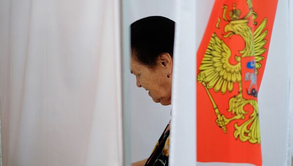 Избиратель в единый день голосования на избирательном участке в Краснодаре. Архивное фото