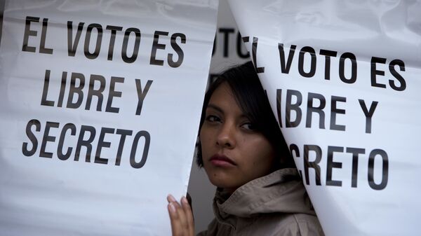 Женщина на изберательном участке в Мексике