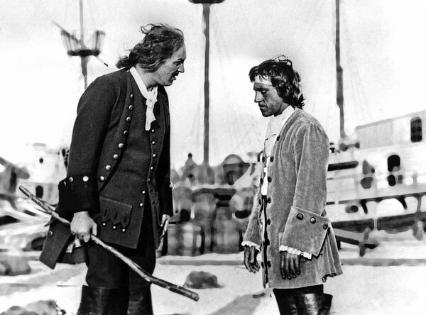 Кадр из кинофильма Сказ о том, как царь Петр арапа женил. 1976 г. Киностудия Мосфильм. Режиссер Александр Митта. В роли царя Петра - артист Алексей Петренко (слева), в роли арапа - артист Владимир Высоцкий Кадр из кинофильма Сказ о том, как царь Петр арапа женил. 1976 г. Киностудия Мосфильм. Режиссер Александр Митта. В роли царя Петра - артист Алексей Петренко (слева), в роли арапа - артист Владимир Высоцкий