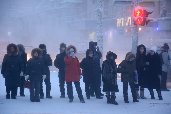Местные жители на одной из улиц города Якутск
