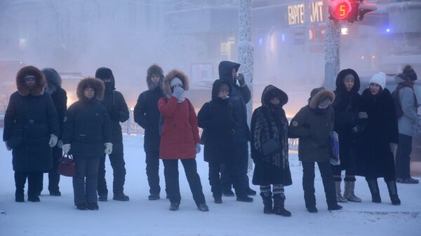 Местные жители на одной из улиц города Якутск