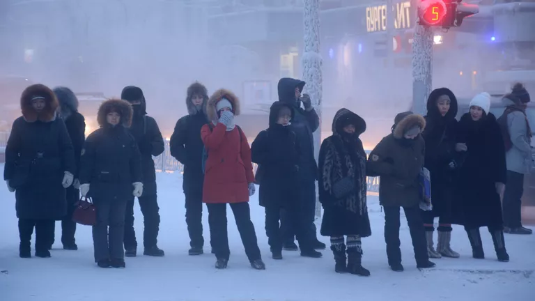Местные жители на одной из улиц города Якутск