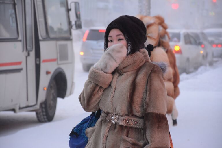 Девушка на остановке в городе Якутск