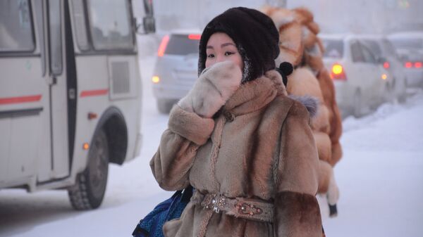 Девушка на остановке в городе Якутск
